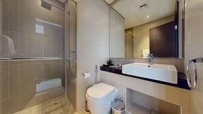 Amenidades de baño gratuitas, secadora de cabello, toallas 