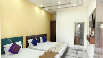 Family Room, Air conditioning | Desk, rollaway beds, free WiFi, bed sheets