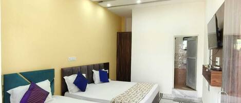 Family Room, Air conditioning | Desk, rollaway beds, free WiFi, bed sheets