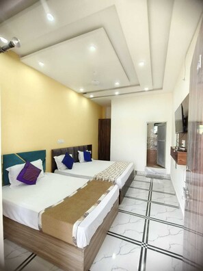 Family Room, Air conditioning | Desk, rollaway beds, free WiFi, bed sheets - Pushpanjali Grand Inn (Ayodhya)