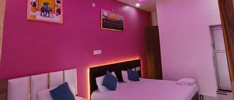 Family Room, Air conditioning | Desk, rollaway beds, free WiFi, bed sheets