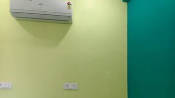 Deluxe Room, Air conditioning | Desk, rollaway beds, free WiFi, bed sheets