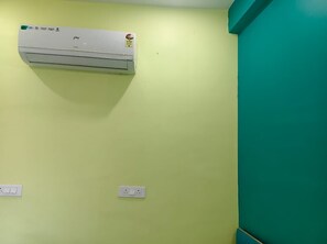 Habitación Deluxe, Aire acondicionado | Escritorio, camas supletorias, wifi gratis y ropa de cama