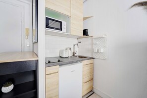 Fridge, microwave, stovetop, coffee/tea maker
