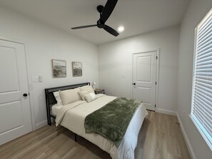 2 bedrooms, iron/ironing board, WiFi, bed sheets - Renovated 2BR/1BA Duplex Unit in Bishop Arts (Dallas)