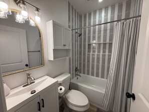 Toilet paper - Renovated 2BR/1BA Duplex Unit in Bishop Arts (Dallas)