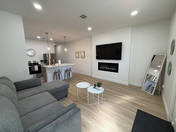 TV, fireplace - Renovated 2BR/1BA Duplex Unit in Bishop Arts (Dallas)