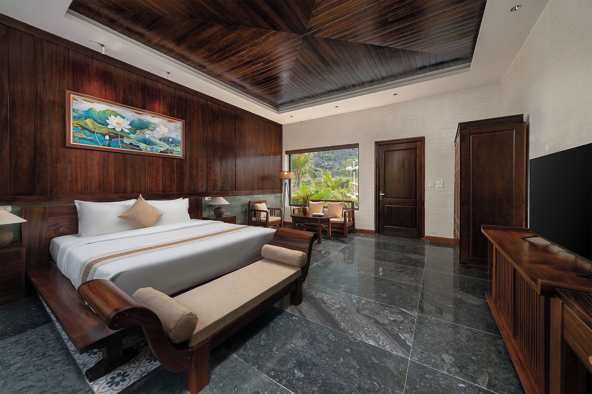 Escritorio, espacio para trabajar con laptop y cortinas blackout 