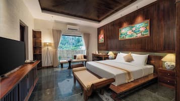 Escritorio, espacio para trabajar con laptop y cortinas blackout