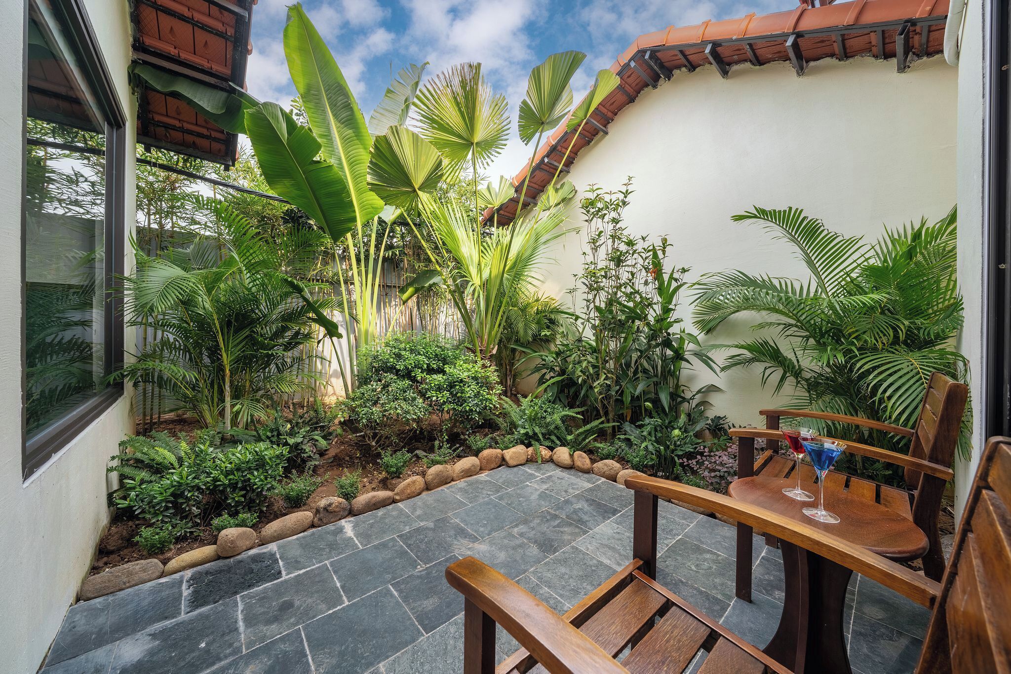 Suite junior, vista a la alberca | Escritorio, espacio para trabajar con laptop y cortinas blackout 