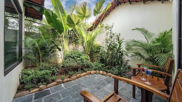 Suite junior, vistas a la piscina | Escritorio, espacio para trabajar con un portátil, cortinas opacas