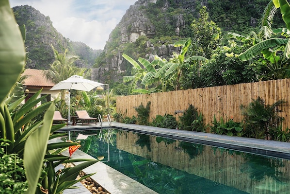 Una piscina al aire libre