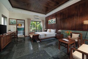 Escritorio, espacio para trabajar con laptop y cortinas blackout 