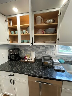 Køleskab, mikrobølgeovn, ovn, kogeplade