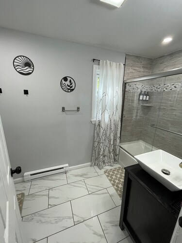 Charming Lakeview, 3 Bedroom home in Colchester