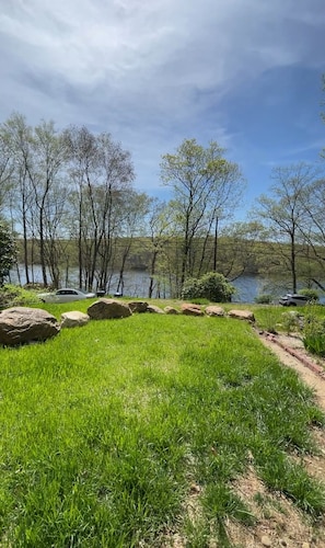 Charming Lakeview, 3 Bedroom home in Colchester