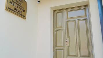 Vista frontal de la propiedad