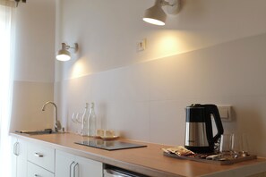 Bureau, espace de travail pour ordinateur portable, Wi-Fi gratuit