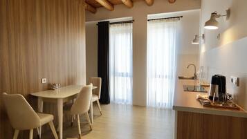 Een bureau, een laptopwerkplek, gratis wifi