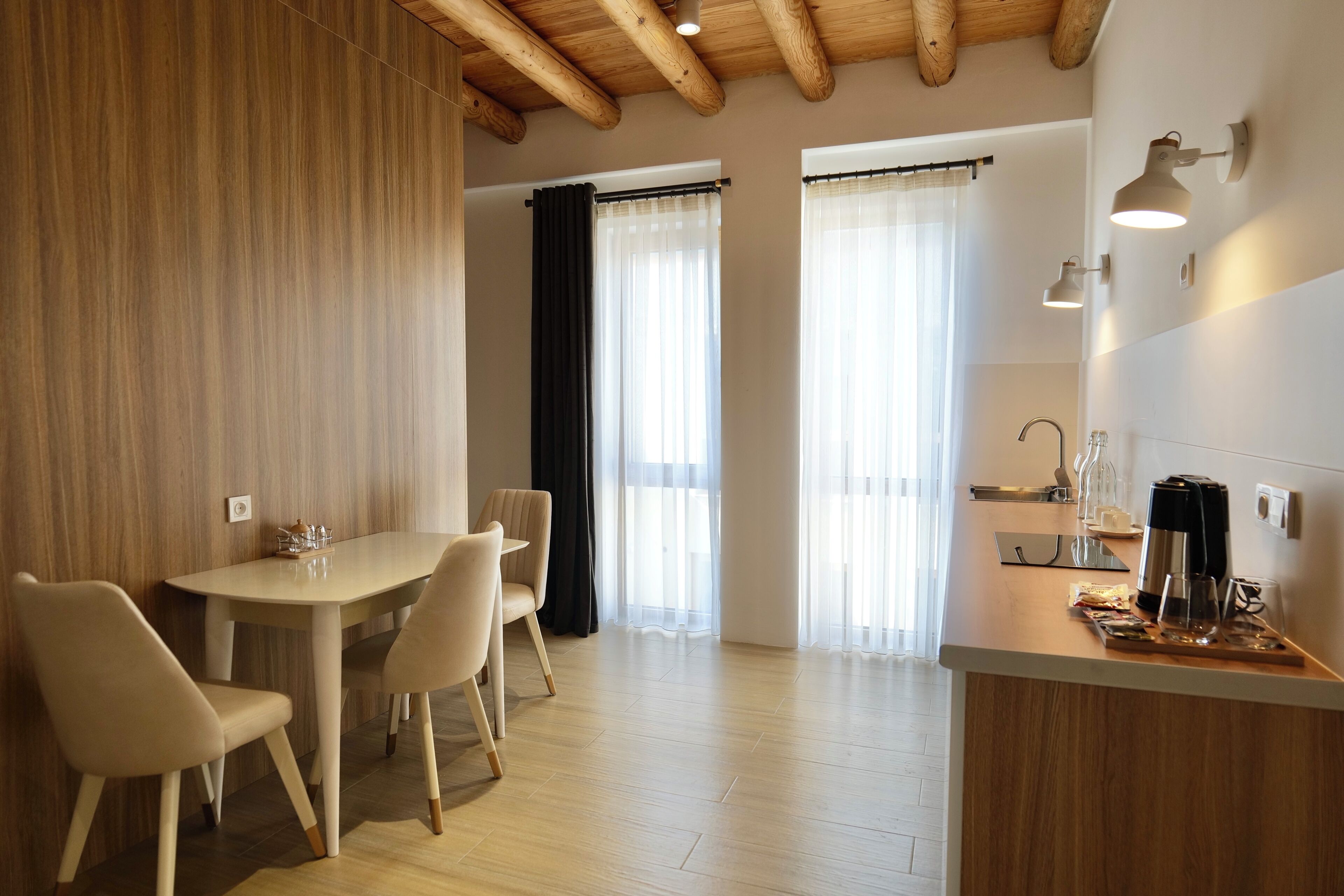 Estudio Confort, vistas al jardín | Cocina privada | Frigorífico pequeño, placa de cocina, lavavajillas y hervidor eléctrico