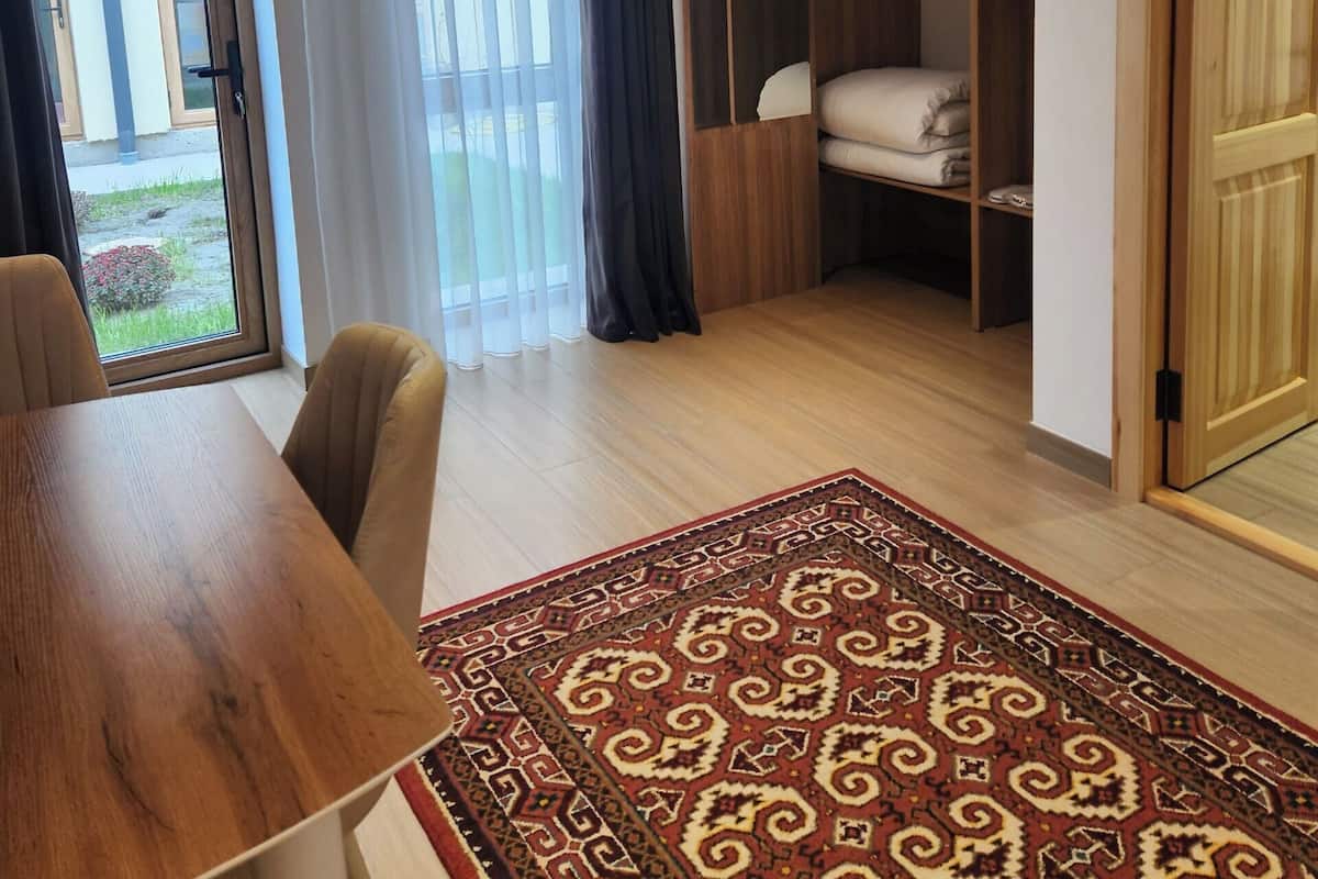 Comfort-íbúð - útsýni yfir garð | Skrifborð, vinnuaðstaða fyrir fartölvur, ókeypis þráðlaus nettenging