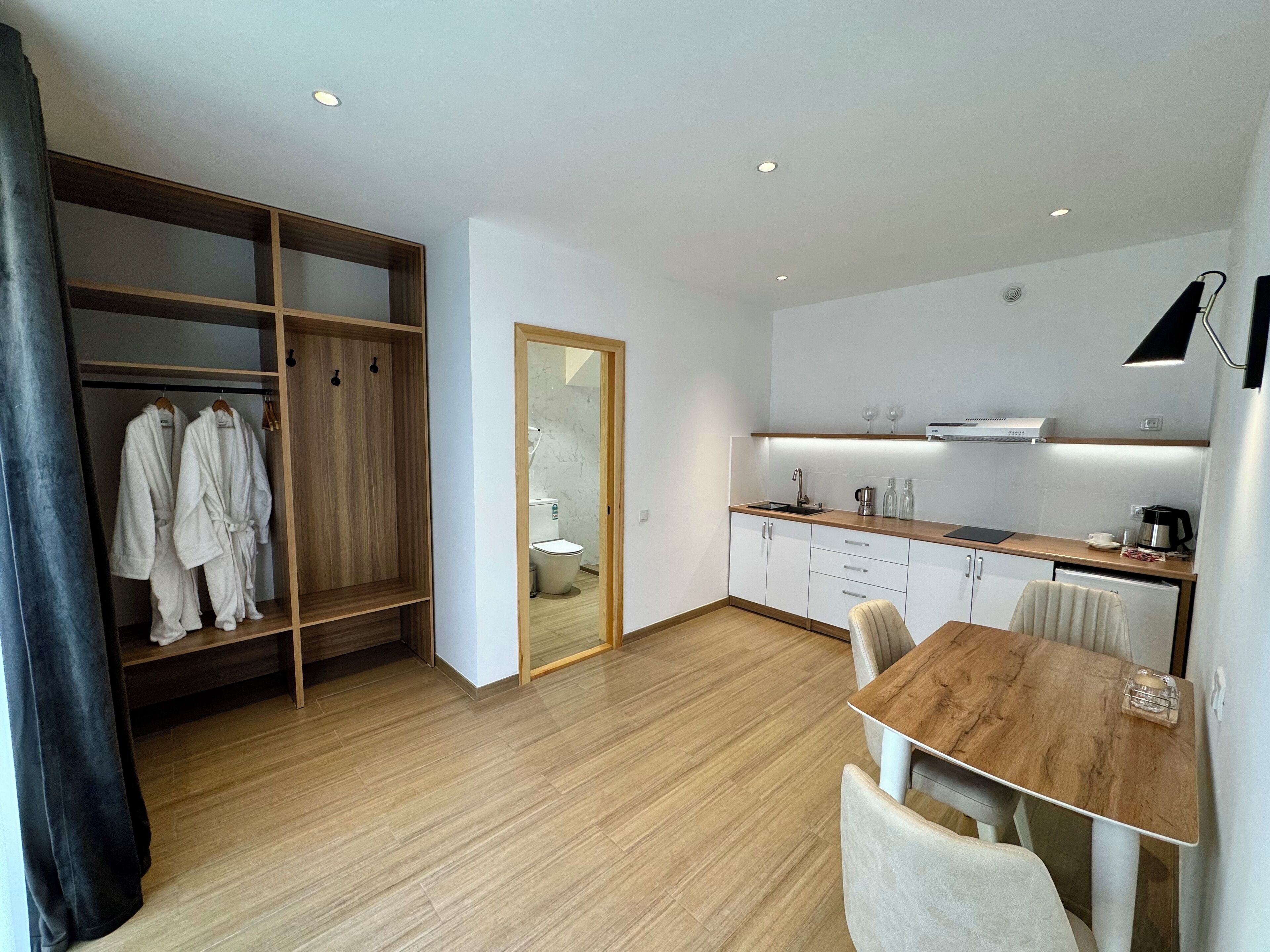 Escritorio, espacio para trabajar con laptop y wifi gratis 