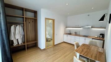 Escritorio, espacio para trabajar con laptop y wifi gratis