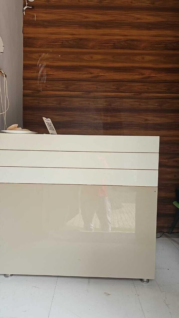 Un mostrador de recepción con un fondo de madera.