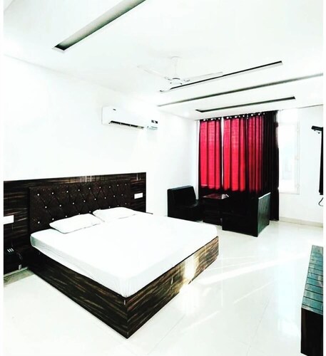 Town house cafe and hotel