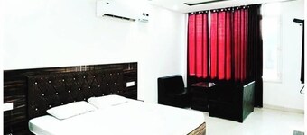 Town house cafe and hotel