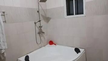 Economy-lejlighed - balkon - byudsigt | Badeværelse | Gratis toiletartikler, hårtørrer, håndklæder, Sæbe