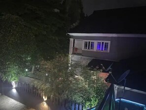 Vista frontal de la propiedad por la tarde o noche