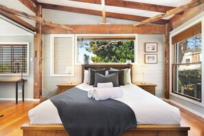 3 habitaciones, escritorio y tabla de planchar con plancha 