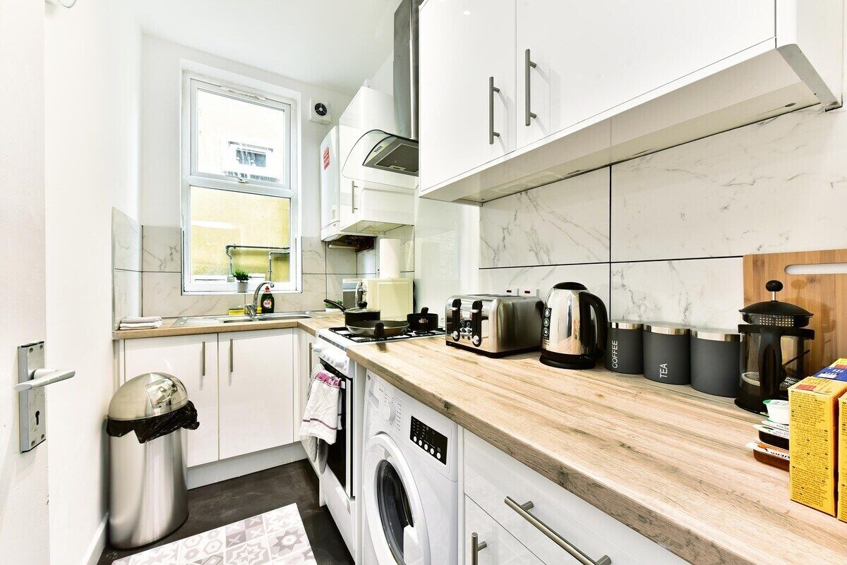 Coffee/tea maker, fridge, microwave, oven