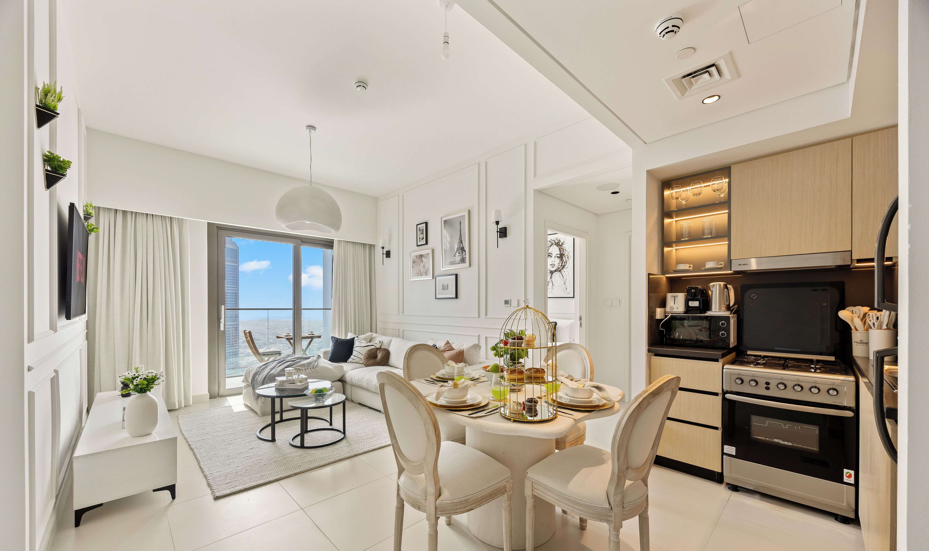 Luxury Apartment, Balcony, City View | In-room dining