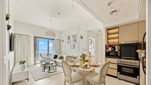 En moderne lejlighed med spiseområde, køkken og balkon med udsigt over byen.