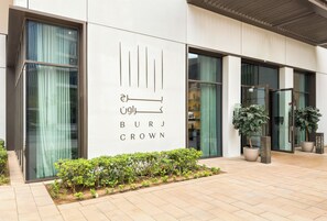 Exterior - Alluring Parisian 1Br in Burj Crown (Dubai)
