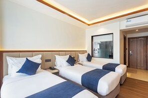 Deluxe driepersoonskamer, balkon, uitzicht op stad | Een kluis op de kamer, een bureau, een laptopwerkplek
