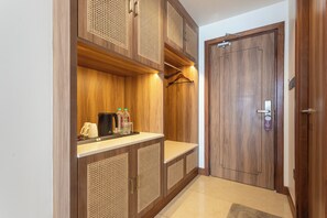 Familie driepersoonskamer, balkon | Een kluis op de kamer, een bureau, een laptopwerkplek