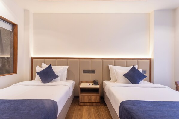 Deluxe Twin kamer, balkon, uitzicht op stad | Een kluis op de kamer, een bureau, een laptopwerkplek