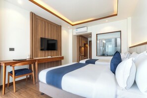 Chambre Triple Familiale, balcon | Surmatelas, coffres-forts dans les chambres, bureau