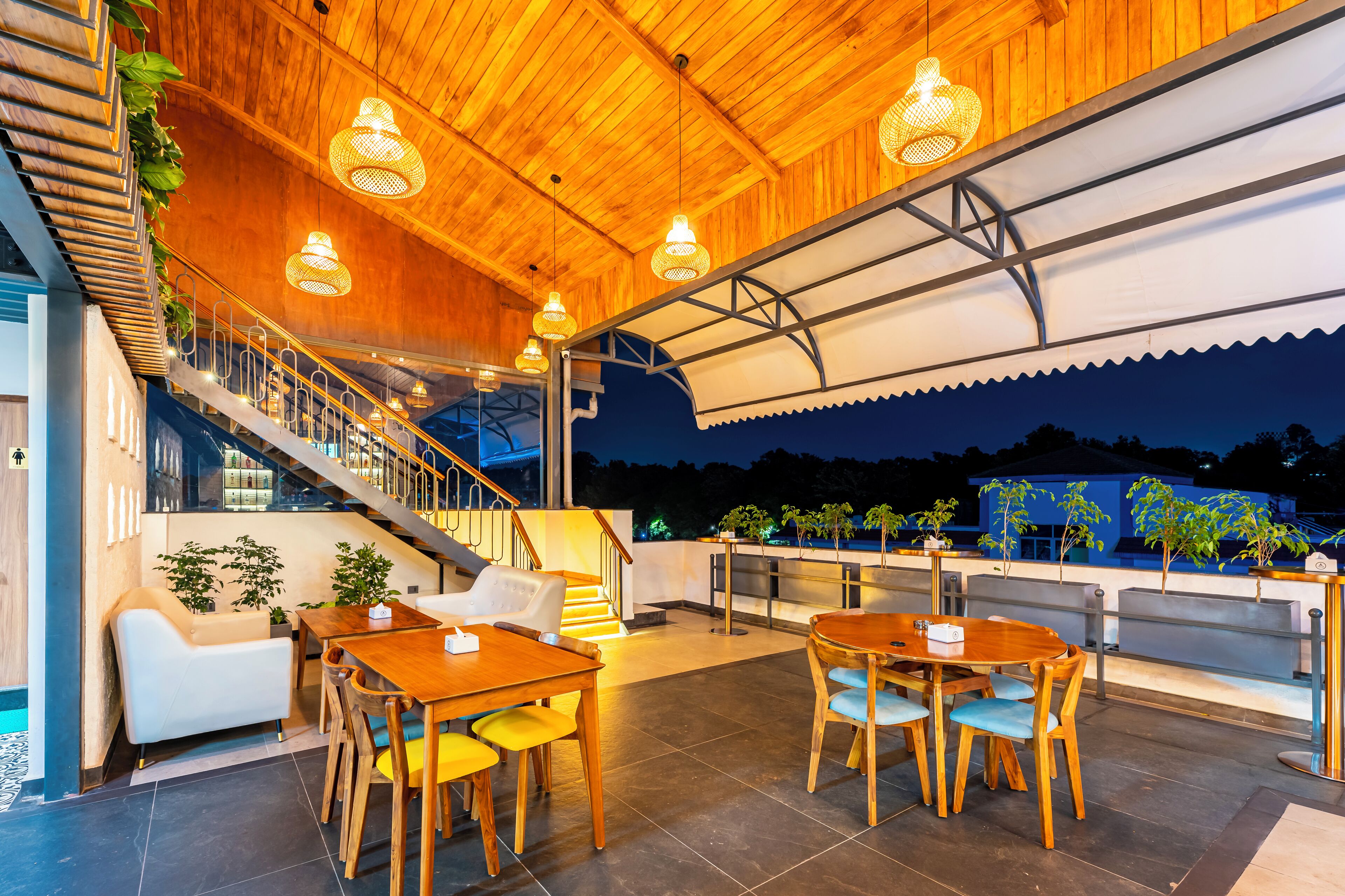 Bar (trong khuôn viên)