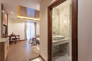 Junior suite, balkon, uitzicht op stad | Woonruimte | Een 43-inch ledtelevisie met digitale zenders