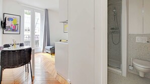 シャワー、ヘアドライヤー、タオル