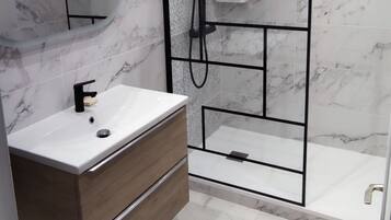 Douche, serviettes fournies, savon, papier toilette