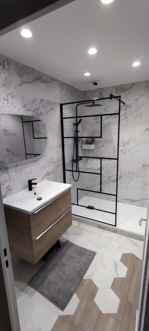 Een douche, handdoeken, zeep, toiletpapier