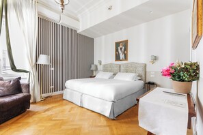 Habitación superior | Minibar, caja fuerte, cortinas opacas y tabla de planchar con plancha