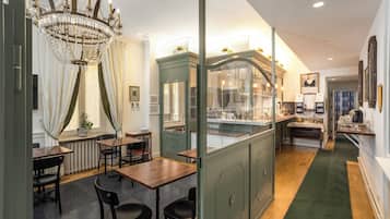 65-Zoll-Flachbildfernseher mit Satellitenempfang