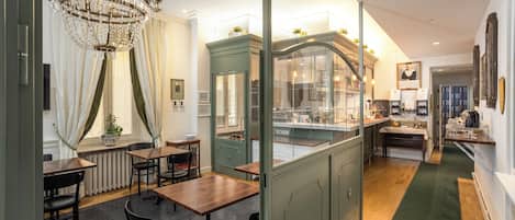 65 inci televisyen skrin rata dengan satelit