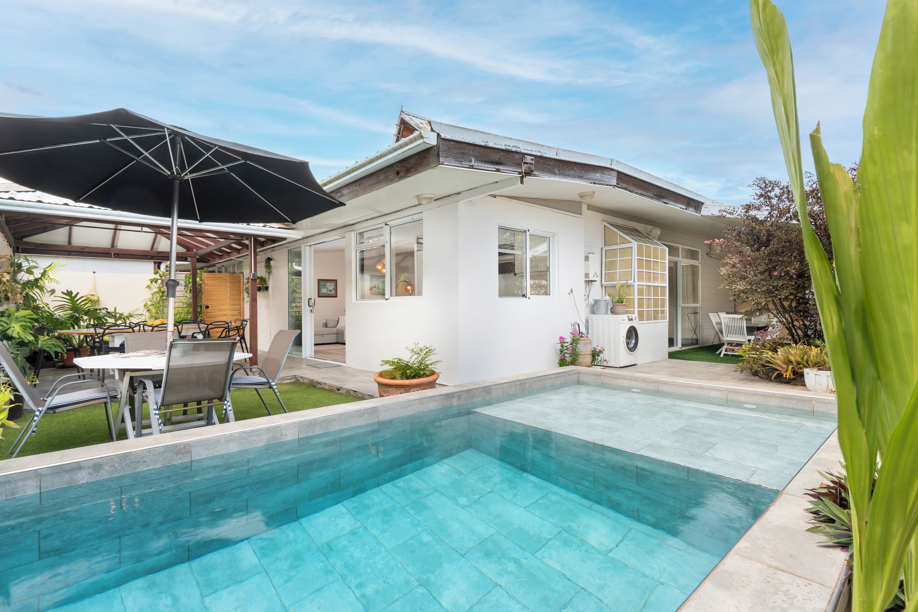 Una piscina al aire libre
